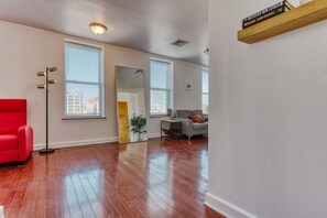 Apartment | 3 bedrooms, Internet - Stairway 3BR Apt w W D Home Theater (Philadelphia)