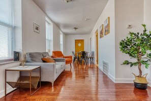 Apartment | 3 bedrooms, Internet - Stairway 3BR Apt w W D Home Theater (Philadelphia)