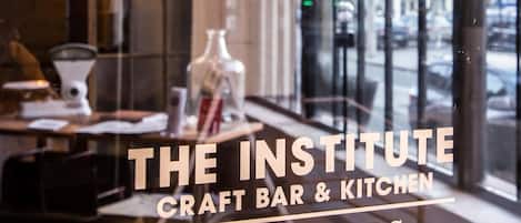 Letrero que indica que The Institute Craft Bar & Kitchen es un establecimiento de Filadelfia desde 2008.