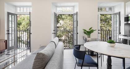 Sosuite Juliet Balcony 1BR Apt w W D Desk