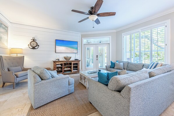 Smart TV, offices - Walk to Beach ~ Gated Resort with Tram (Miramar Beach)