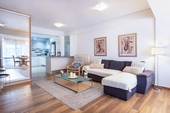 1 bedroom - Alimos Bright Apartment Near the Beach (Alimos)