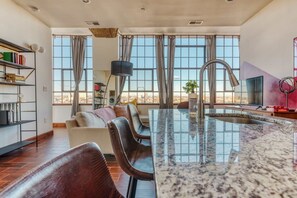 Apartment | 2 bedrooms, Internet - Sosuite 2BR Penthouse w Balcony W D Gym (Philadelphia)