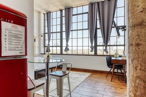 Apartment | 1 bedroom, Internet - Sosuite Studio Penthouse w W D Gym On-site Bar (Philadelphia)