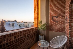 3 bedrooms - Sosuite 3BR Apt w Balcony, W/d, Gym, On-site Bar (Philadelphia)