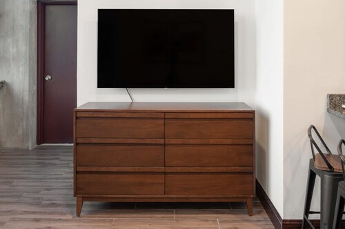 Sosuite 3BR Apt w Balcony, W/d, Gym, On-site Bar