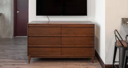 Sosuite 3BR Apt w Balcony, W/d, Gym, On-site Bar