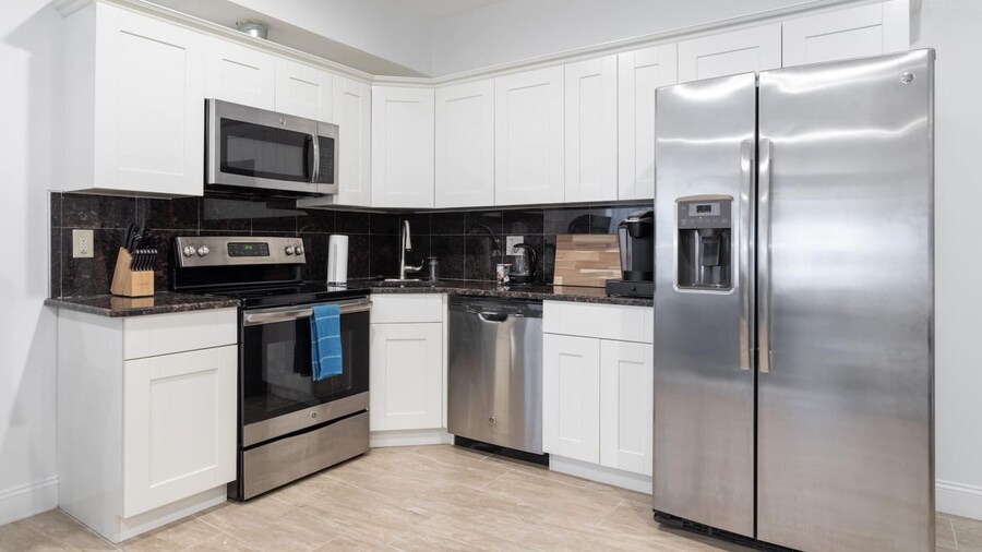 Cherry Suites 2BR Apt w W D Arcade Machine