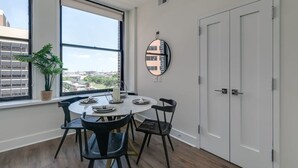 Apartment - Sosuite 3BR Apt w Park View, W/d, Gym, Lounge (Philadelphia)