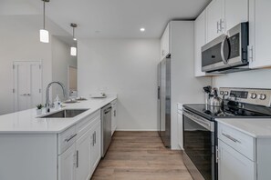 Apartment - Sosuite 3BR Apt w Park View, W/d, Gym, Lounge (Philadelphia)