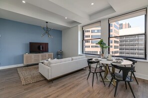Apartment - Sosuite 3BR Apt w Park View, W/d, Gym, Lounge (Philadelphia)