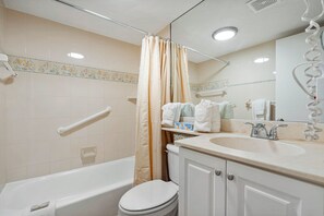 Baignoire Ă jets, sĂšche-cheveux, serviettes fournies, savon