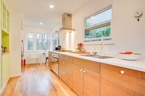 Refrigerador, cafetera/tetera, tostadora