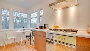 House, 2 Bedrooms | Private kitchen | Fridge, coffee/tea maker, toaster