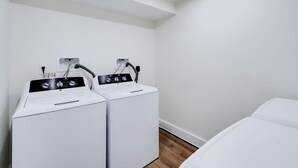 A laundry room with two white washing machines and a dryer. - Sosuite Studio Acc. w Shared W/d, Gym, Lounge (Philadelphia)