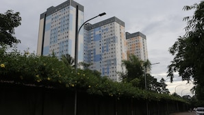 A high-rise residential building with multiple balconies and a uniform facade. - Collection O 93750 Luxury Rooms @ Urbantown Serpong (South Tangerang)