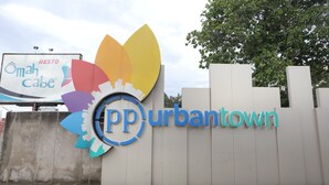 A sign for 'Omah cabe' and 'ppurbantown' with a colorful logo. - Collection O 93750 Luxury Rooms @ Urbantown Serpong (South Tangerang)