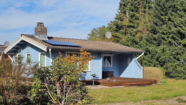 A single-story house with a sloped roof, a chimney, and solar panels on the roof. - Urlaub in der Meise (Winsen (Aller))