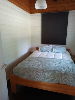 2 soverom, strykejern/-brett og sengetøy