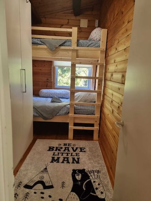 2 habitaciones, tabla de planchar con plancha y ropa de cama 