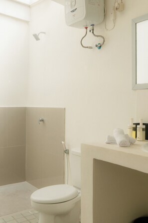 Shower, rainfall showerhead, hair dryer, slippers - Gili Paddy Hotel (Gili Trawangan)