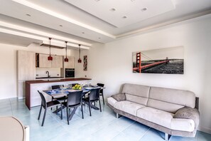 Mikrobølgeovn, oppvaskmaskin, kaffetrakter/tekoker og kjøkkenutstyr