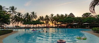 HERMOSA PALMS: GORGEOUS 3 bedroom 2.5 bathroom, steps away from the beach! 