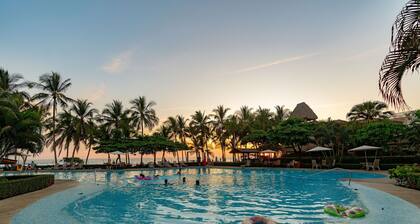 HERMOSA PALMS: GORGEOUS 3 bedroom 2.5 bathroom, steps away from the beach!