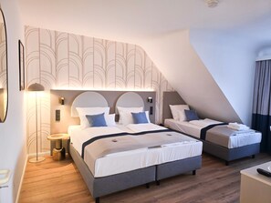 Habitación triple | Caja fuerte, sistema de insonorización, tabla de planchar con plancha