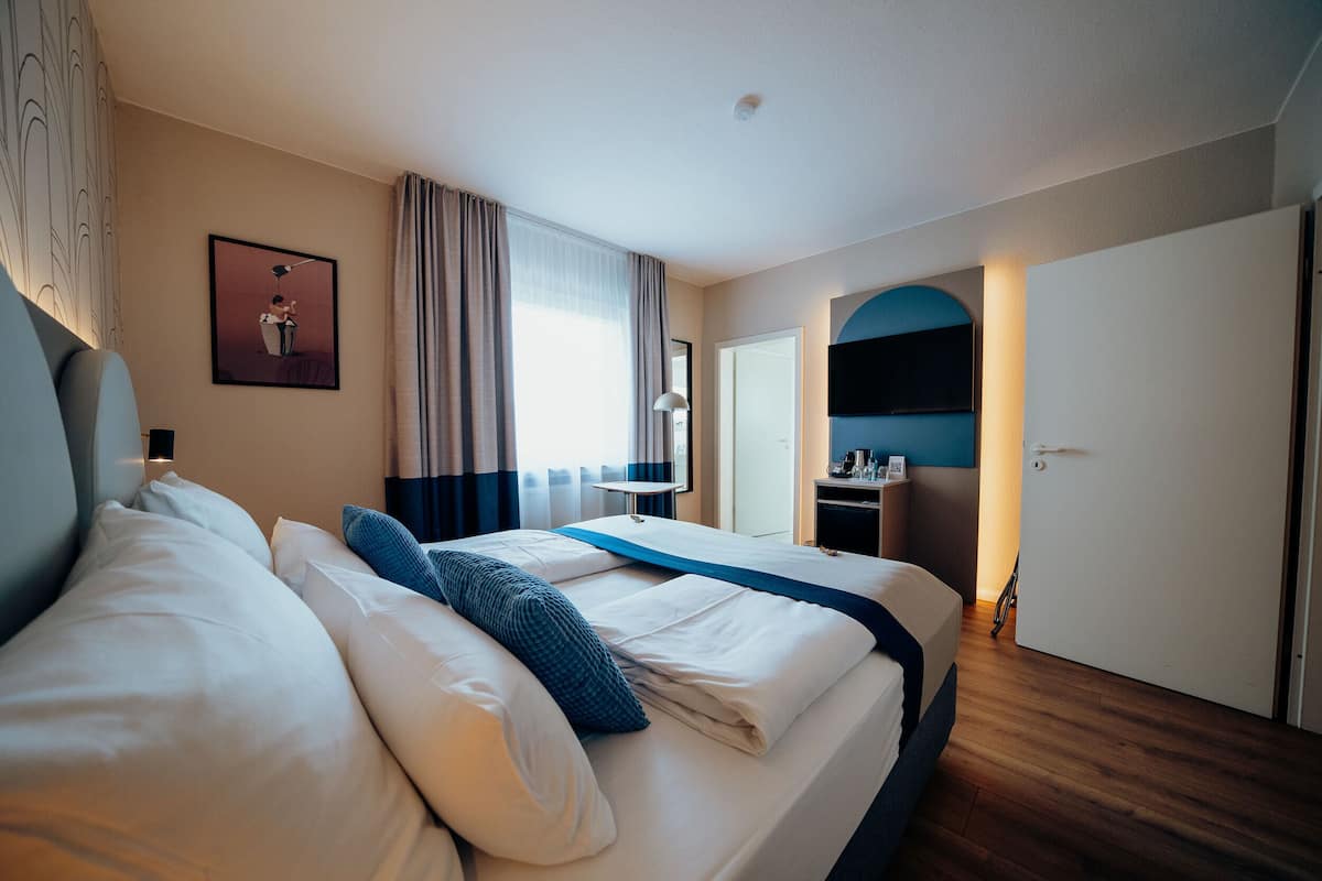 In-room safe, soundproofing, iron/ironing board, free WiFi