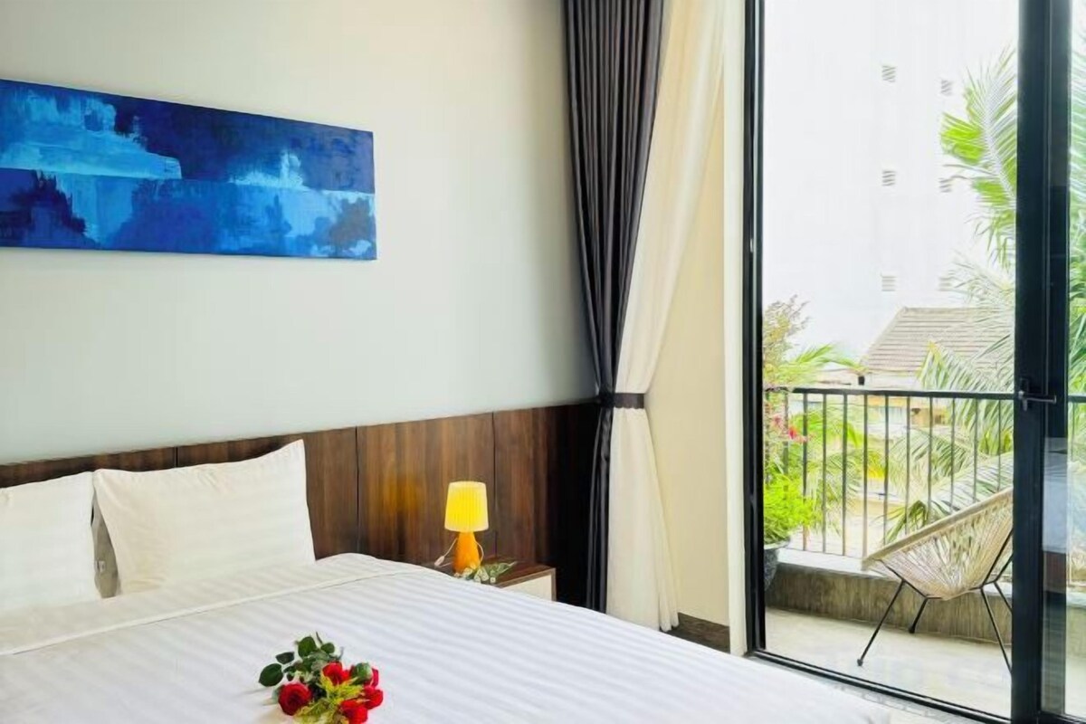 Premium bedding, down duvets, pillow-top beds, free minibar items