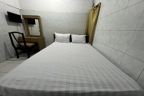 Standard Double Room | Bed sheets - Hotel O Rafira Losmen NearYani Heahlerr (Marabahan)