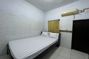 Bed sheets - Hotel O Rafira Losmen NearYani Heahlerr (Marabahan)