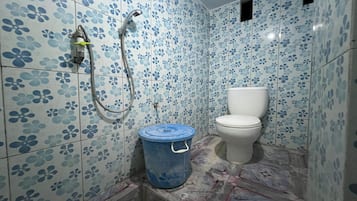 Standard-dobbeltværelse | Badeværelse | Bruser, håndklæder, Sæbe