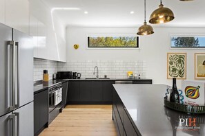 Fridge, microwave, oven, stovetop - Luxury Home Sleeps 9 Guests (Silverleaves)