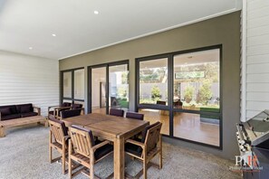 Outdoor dining - Luxury Home Sleeps 9 Guests (Silverleaves)