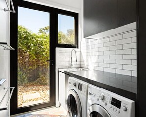 Interior - Luxury Home Sleeps 9 Guests (Silverleaves)