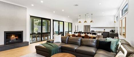 Télévision, cheminée, espaces bureaux