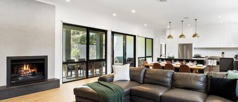 Televisión, chimenea y oficina