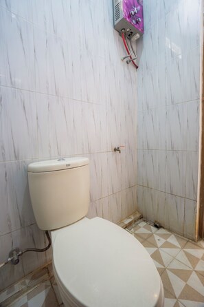 Basic Double Room | Bathroom | Shower, soap - Hotel O Buduran Homestay Syariah (Sidoarjo)