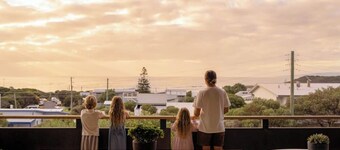 Cooinda - sweeping ocean views, walk to beach