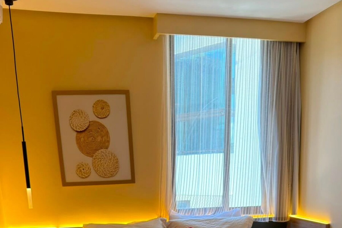 Apartamento Sunset | Premium bedding, pillowtop beds, blackout drapes, soundproofing