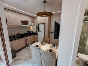 Deluxe Apartment | Private kitchen | Fridge, microwave, stovetop, coffee/tea maker