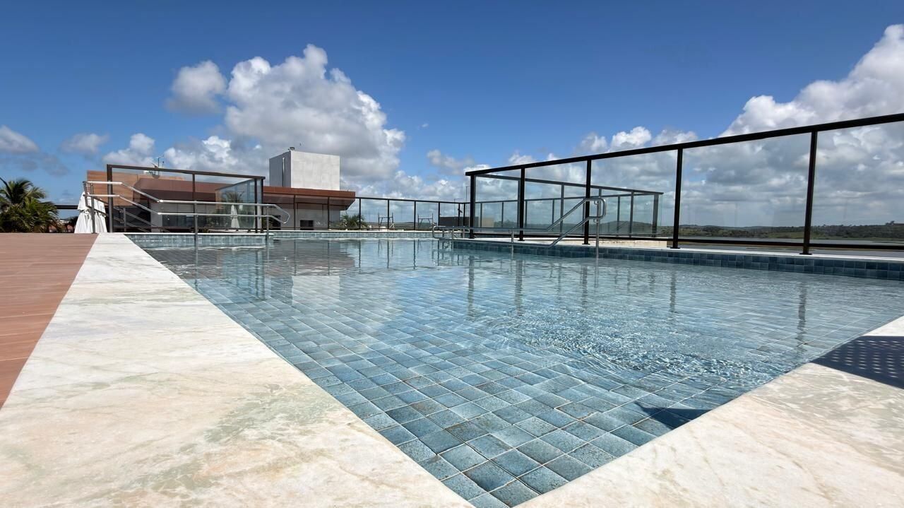 Una piscina al aire libre (de 09:00 a 22:00), sombrillas, tumbonas