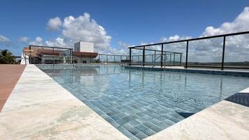 Una piscina al aire libre (de 09:00 a 22:00), sombrillas, tumbonas
