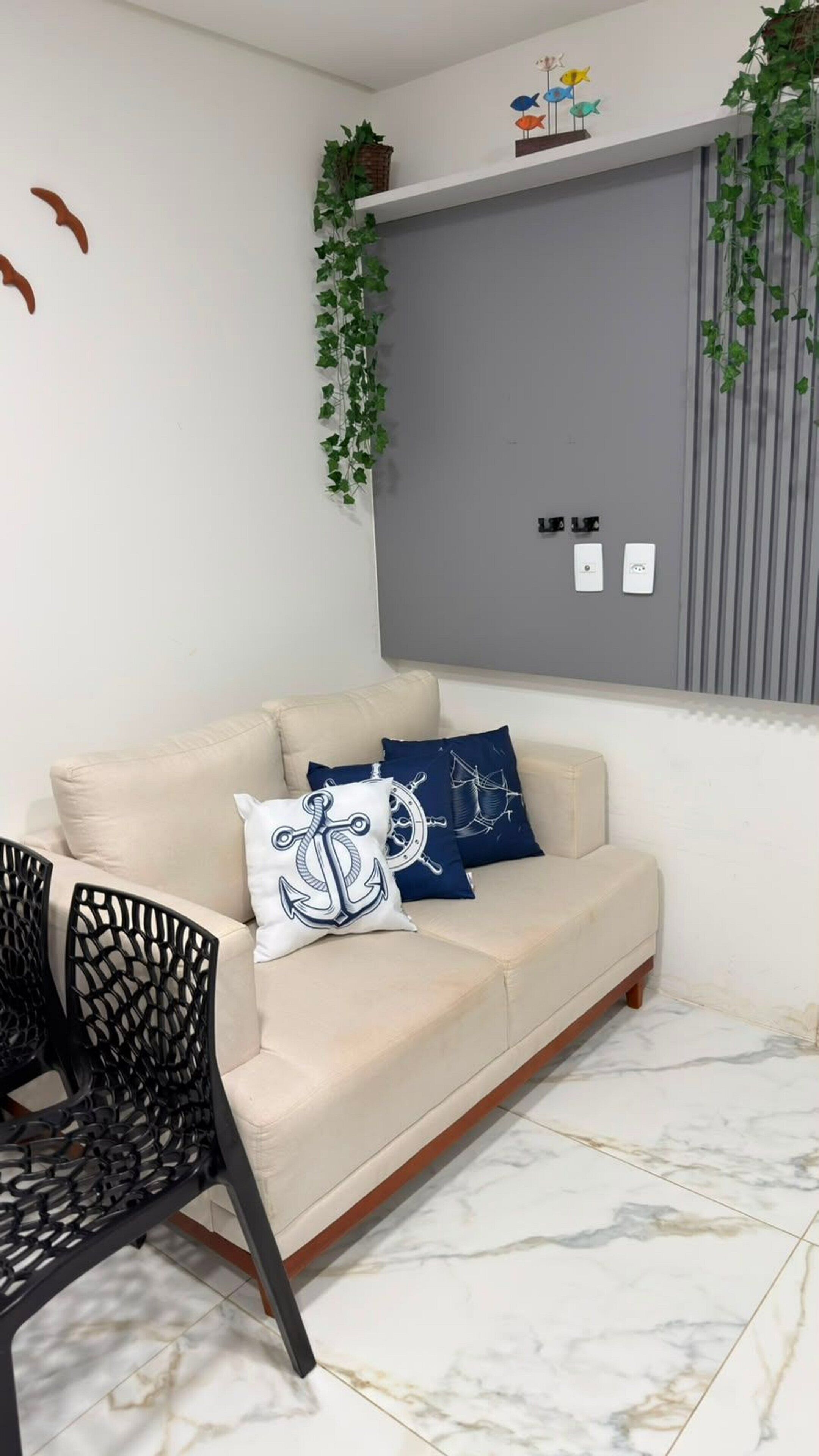 Apartamento Deluxe | Zona de estar | Smart TV de 50 pulgadas con canales digitales