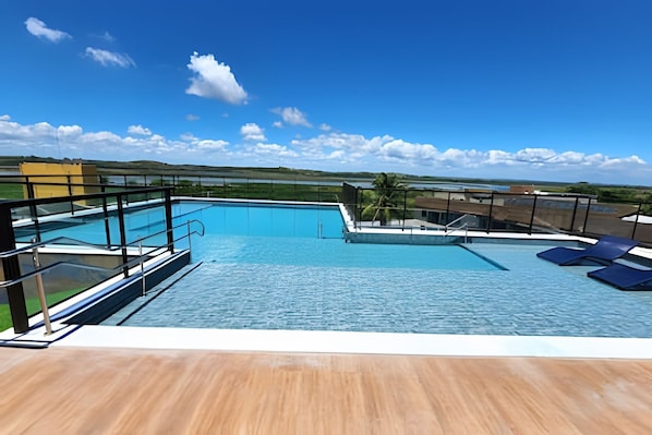 Piscina externa, funciona das 9h às 21h, guarda-sóis, espreguiçadeiras