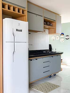 Appartement Deluxe | Cuisine privée | Réfrigérateur, four à micro-ondes, surface de cuisson, cafetière-théière