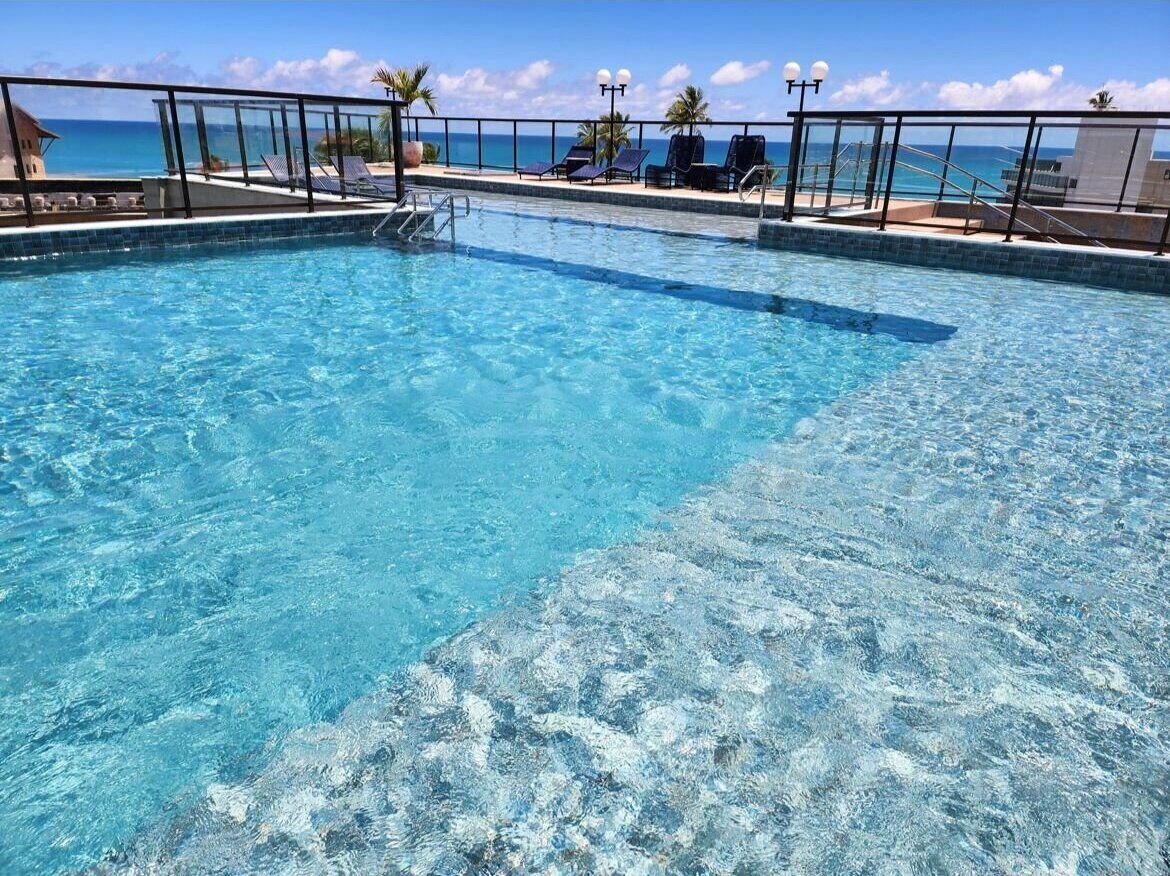 Piscina externa, funciona das 9h às 22h, guarda-sóis, espreguiçadeiras