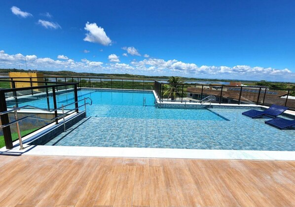 Piscina externa, funciona das 9h às 22h, guarda-sóis, espreguiçadeiras